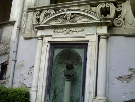 Busto Ven. M. L. Longo